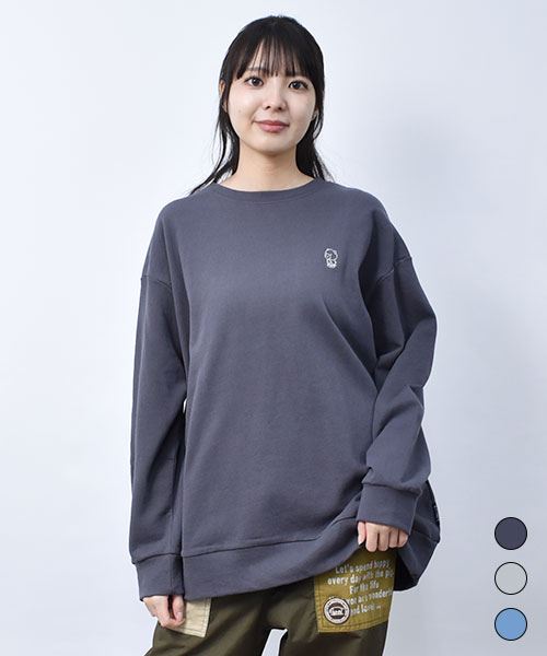 【スウェット トレーナー】 ふりむきスタンディ アップリケ トレーナー